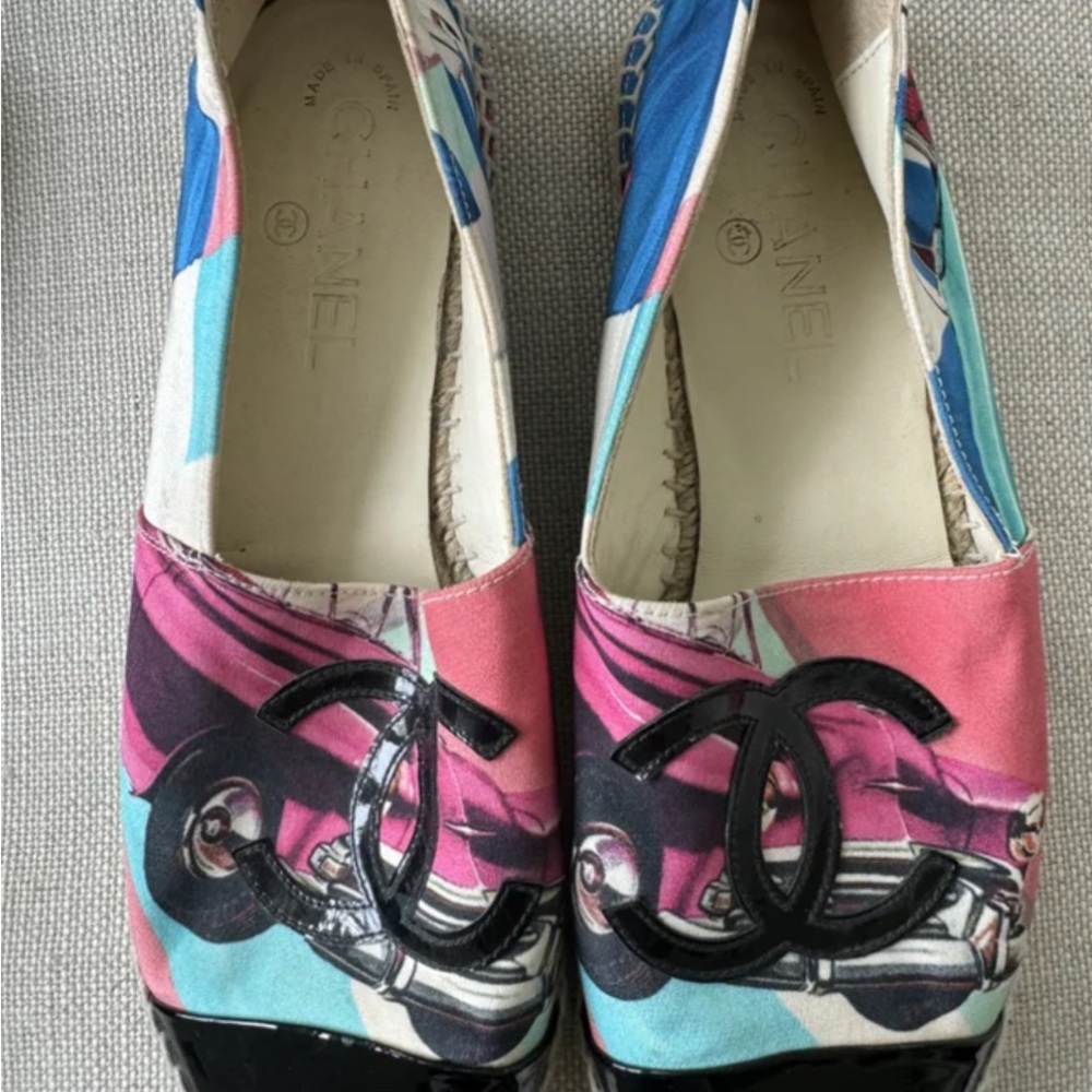 CHANEL Pink and Blue Graphic Loafers